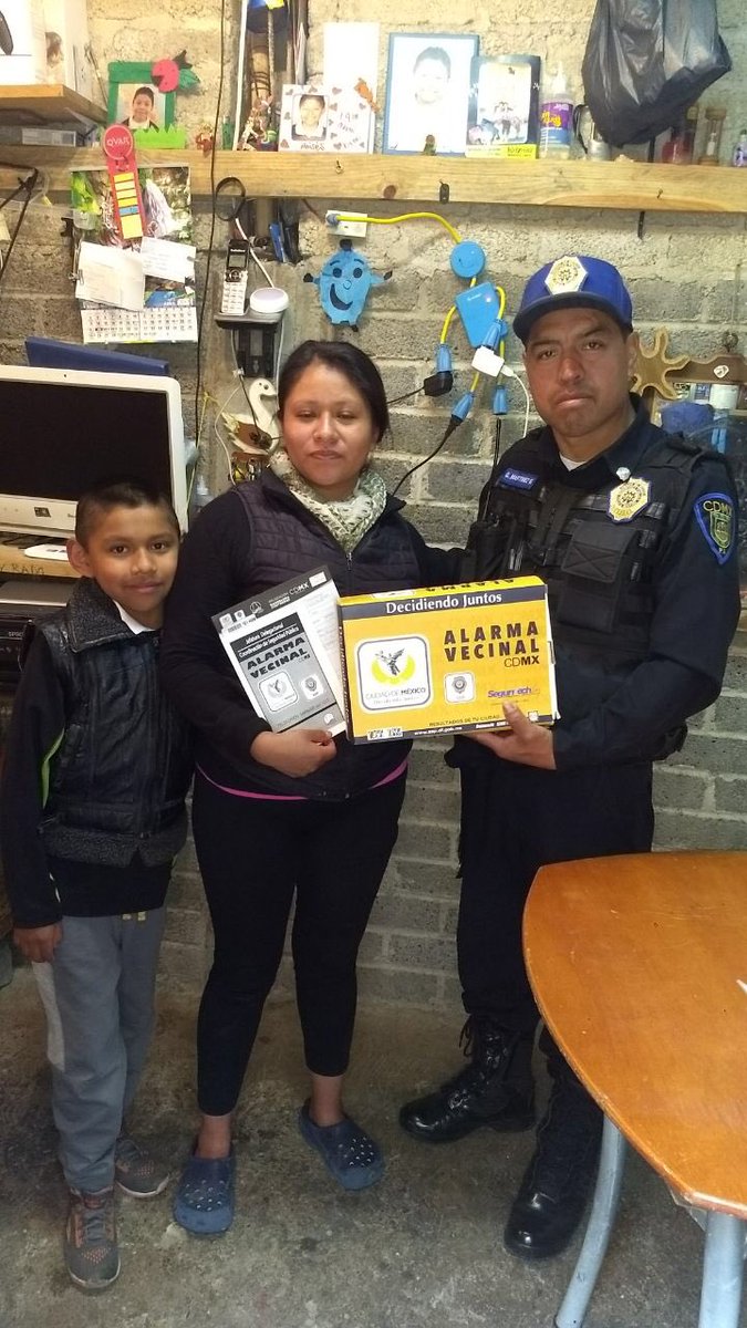 Fer_MercadoG's tweet photo. Seguimos laborando en equipo @SSP_MContreras y @SSP_CDMX  con la entrega e instalación de alarmas vecinales en hogares contrerenses ¡estamos trabajando por tu seguridad! #LaNuevaFormaDeGobernar https://t.co/FET0i5db4p