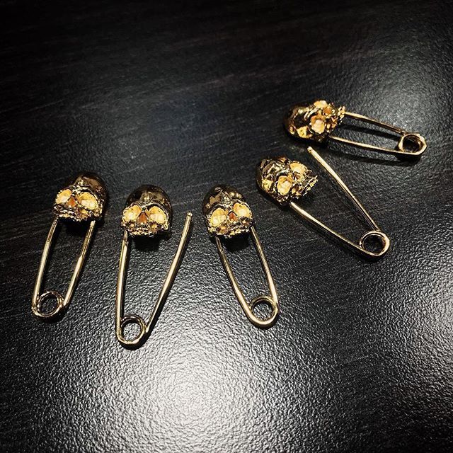 openedjesus's tweet photo. For all the gold lovers out there, we are excited to announce that we have 18K gold plated skull safety pin earrings on our Etsy store right now! Link to our Etsy store in bio. Only 5 available, get them before theyβre gone!
.
.
.
.
.
#skullsafetypin #skullearring #skulllove⦠https://t.co/BiGQp1fwza