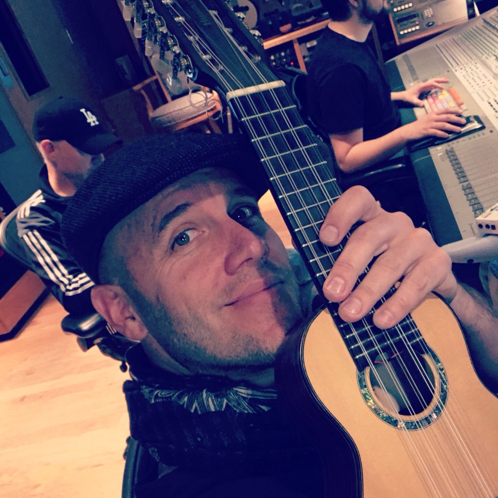 gianmarcomusica's tweet photo. #Martes
#nuevodisco #enproceso
Infaltable mi Charango en el nuevo álbum 👍🏼🎶🎸
Una bendición trabajar al lado de un master y amigo entrañable como @kcporter #worldbeatstudios
#paciencia #concalma
#cosasbuenasvienen
#respetoporlamúsica 🙏🏼✨ https://t.co/xd4dkL6cXa