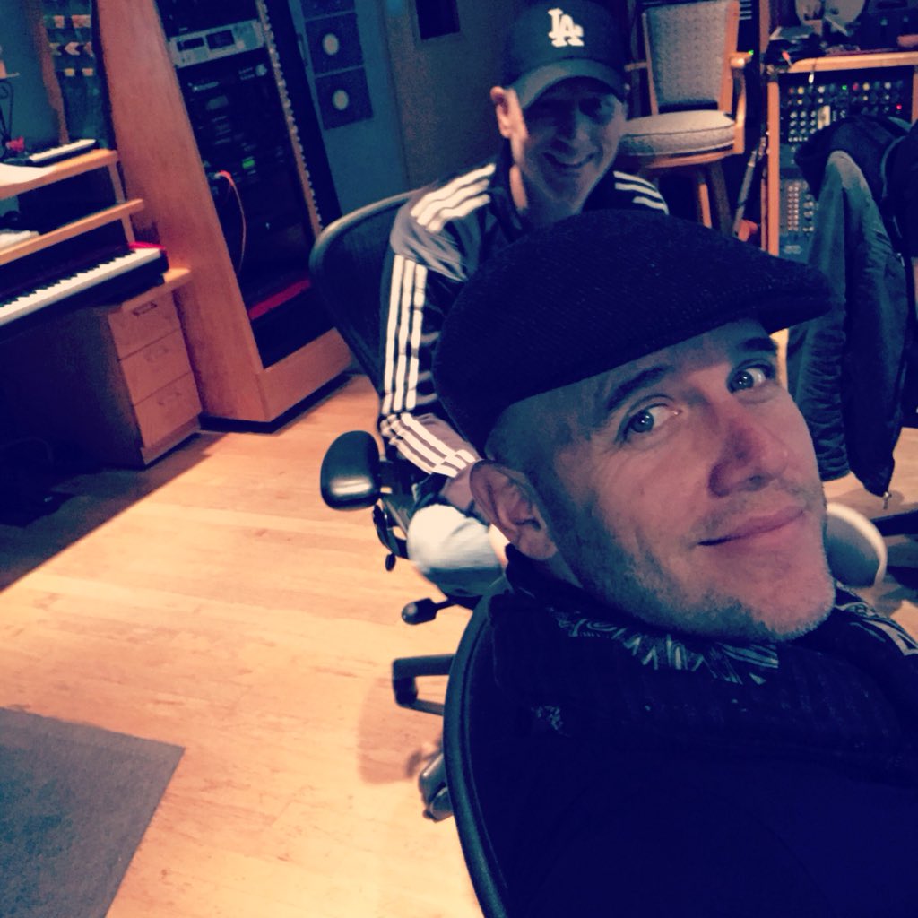gianmarcomusica's tweet photo. #Martes
#nuevodisco #enproceso
Infaltable mi Charango en el nuevo álbum 👍🏼🎶🎸
Una bendición trabajar al lado de un master y amigo entrañable como @kcporter #worldbeatstudios
#paciencia #concalma
#cosasbuenasvienen
#respetoporlamúsica 🙏🏼✨ https://t.co/xd4dkL6cXa