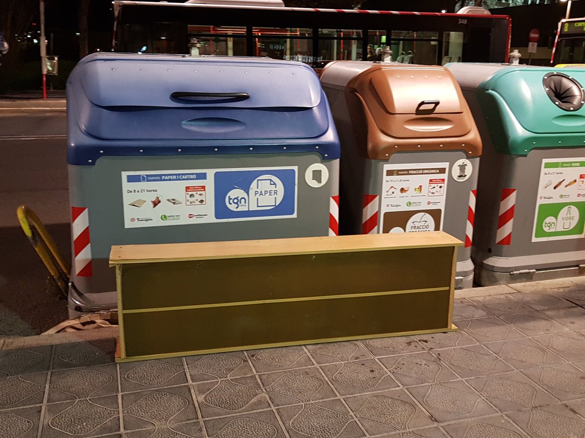 joan_ru_ca's tweet image. L&apos;Ajuntament instala bancs reciclats als #Tarracontenidor xq els #detectius controlin amb mes comoditat