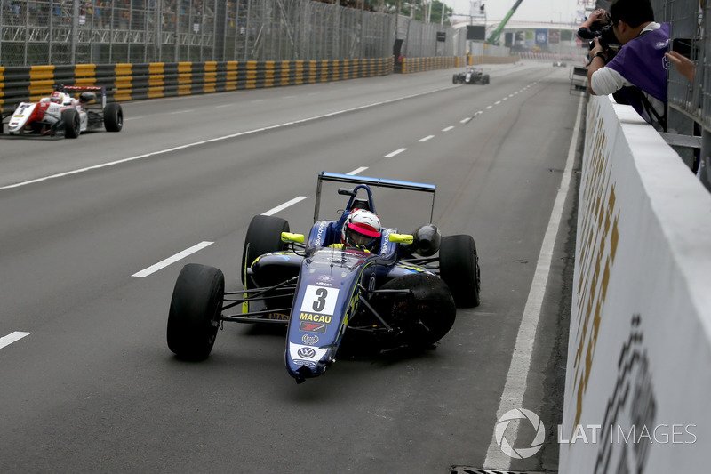es_Motorsport's tweet photo. La primera caída tras la decisión de la FIA de tomar el control de la F3 https://t.co/8322glwPzl  #F3 #FiaF3 #F3Euro https://t.co/hUguJdcqs5