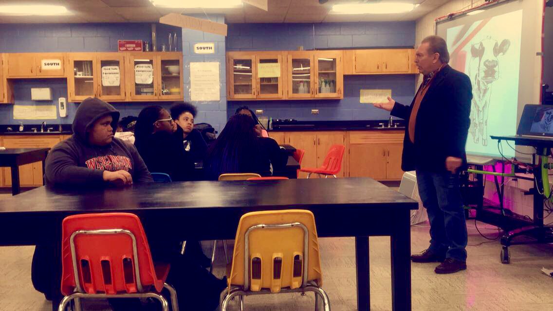 MPSVincentHS's tweet photo. Mrs. Folta’s father, @GohrDGohr came to showcase his career in Commercial Art today. He focused on his experiences combining Agriculture, English and Math into his artwork. Thank you Mr. Gohr! #vincentvikings #careerinspiration #MPSproud https://t.co/6AoRTSZhB8
