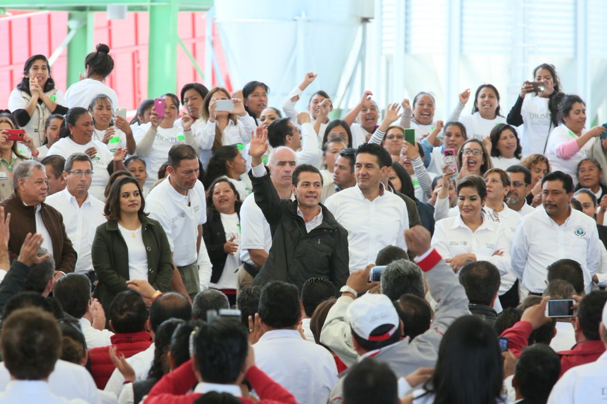 paula_hdz's tweet photo. La Estrategia Nacional de Inclusión #ENI está diseñada de manera integral para revertir las condiciones de pobreza: Presidente @EPN #Totalco #Perote #Veracruz https://t.co/A3I1D4wJlB