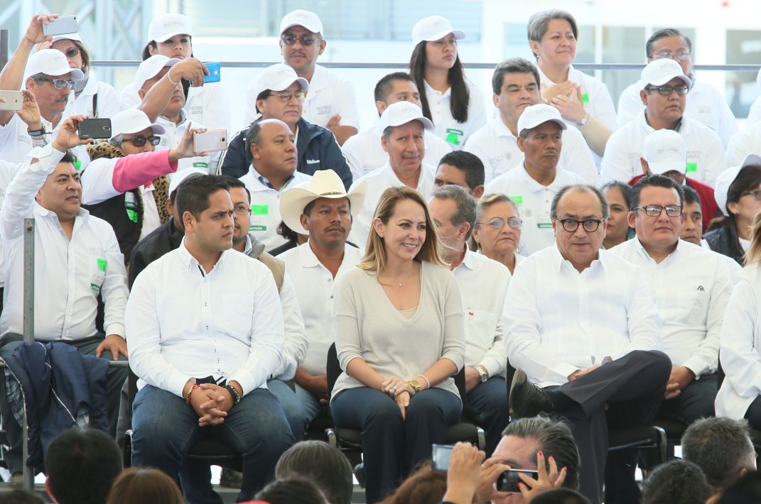 paula_hdz's tweet photo. La Estrategia Nacional de Inclusión #ENI está diseñada de manera integral para revertir las condiciones de pobreza: Presidente @EPN #Totalco #Perote #Veracruz https://t.co/A3I1D4wJlB
