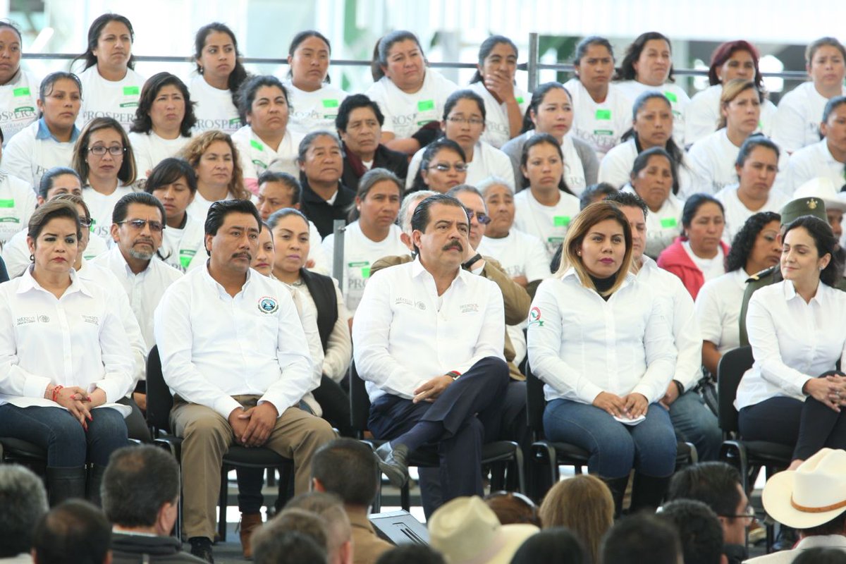 paula_hdz's tweet photo. La Estrategia Nacional de Inclusión #ENI está diseñada de manera integral para revertir las condiciones de pobreza: Presidente @EPN #Totalco #Perote #Veracruz https://t.co/A3I1D4wJlB