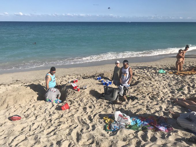 These boys dug holes on beach to play beer pong 😂🍻🍺🍻🍻🍺🍺🍺 https://t.co/EllFPj6N2O