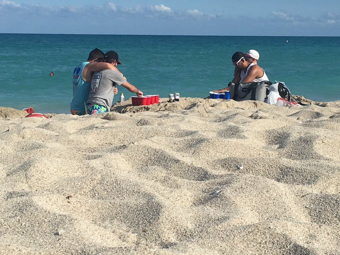These boys dug holes on beach to play beer pong 😂🍻🍺🍻🍻🍺🍺🍺 https://t.co/EllFPj6N2O