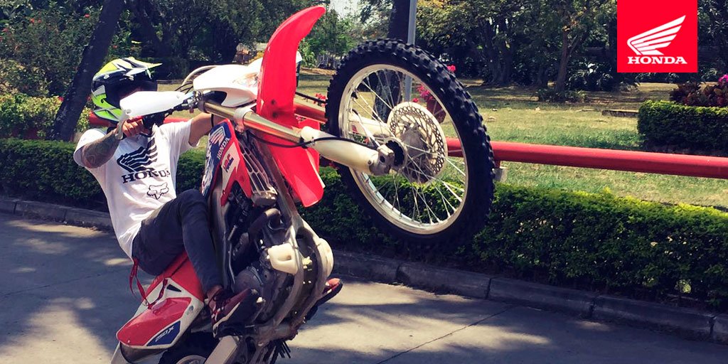 HondaMotosCol's tweet photo. Hoy @TatanMejia estuvo en nuestra casa dándonos una muestra de su gran habilidad. #HondaConTatán https://t.co/qFMeGnYvOB