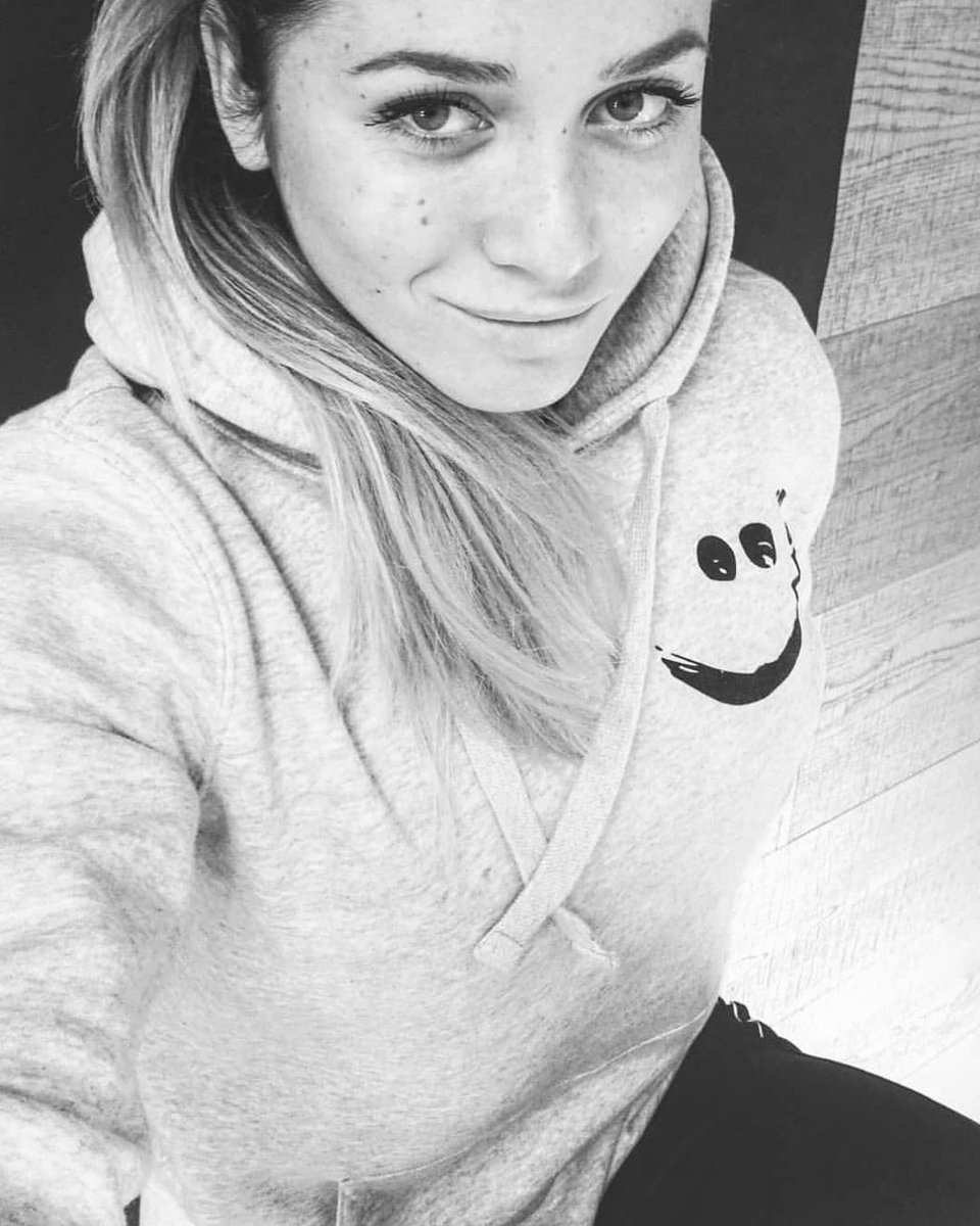 MsGstaystrong's tweet photo. Direttamente da @donnavventura la nostra amica @villavanessa06 con la #felpa @MsGstaystrong ❤️😍 #onlyMsG #OnlyMadeInItaly #fashion #brand https://t.co/TyFWIuDRRS