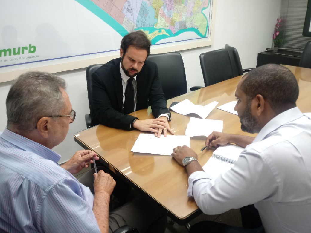 thiagobatalha_'s tweet photo. Nesta terça nós estivemos com o diretor-presidente @emurb, Sérgio Ferrari, para discutir demandas da população encaminhadas ao Poder Executivo. Solicitamos o recapeamento de ruas da Zona de Expansão de Aracaju e buscamos informações sobre obras na Coroa do Meio e Atalaia. https://t.co/OlBnE3riZd