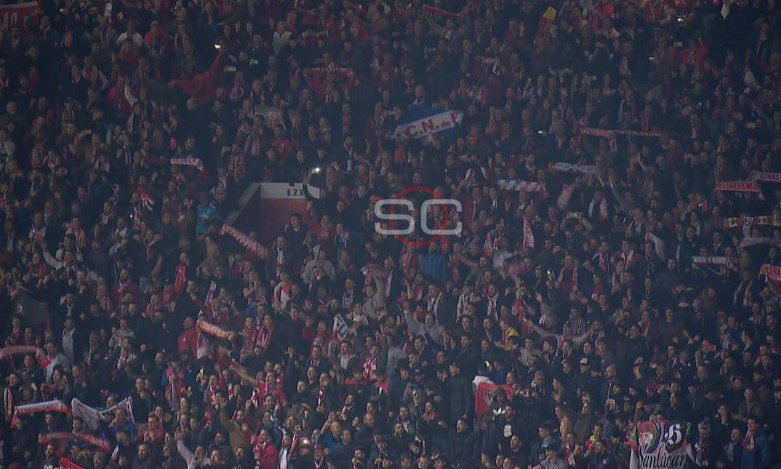 SC_ESPN's tweet photo. ¡El Bolso está en Old Trafford! En la tribuna de los hinchas del Sevilla en Inglaterra, apareció una bandera de Nacional. ¡Y les dio suerte en la #CHAMPIONSxESPN! https://t.co/HgzGQt2E2L