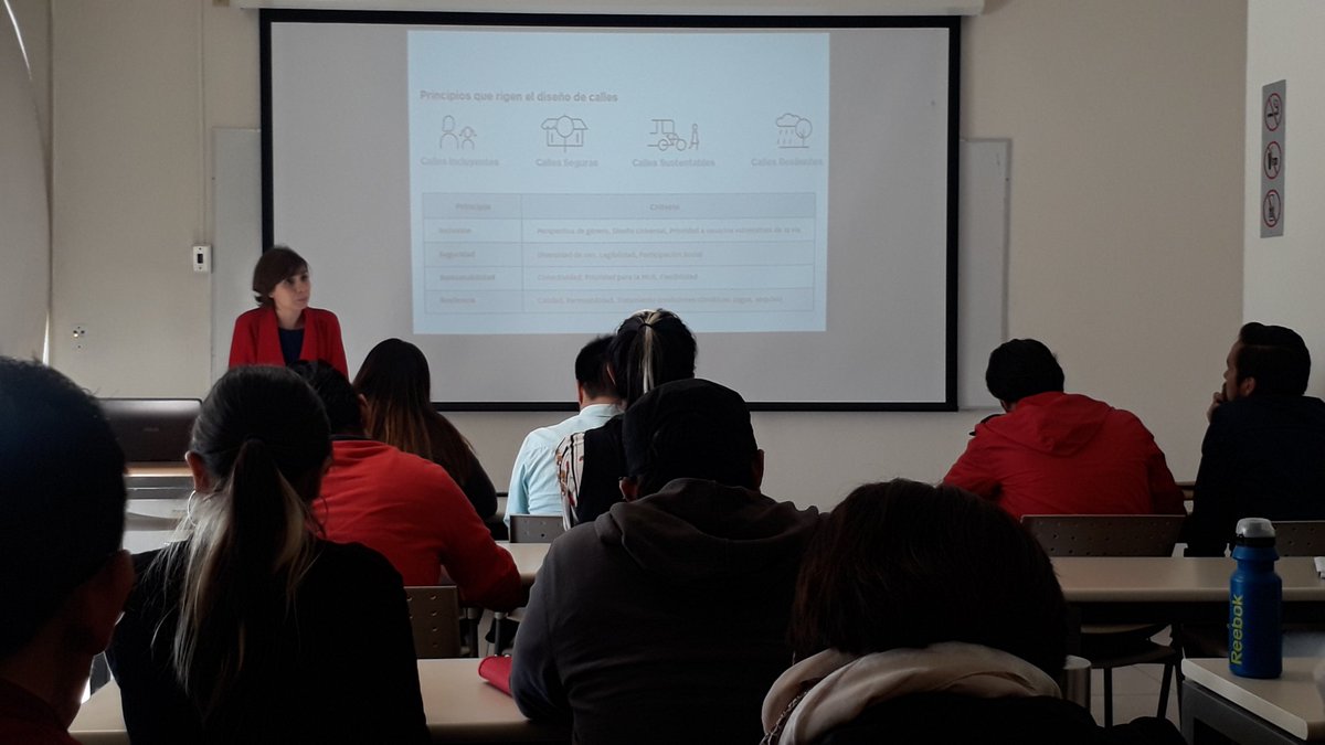 AMACiudad's tweet image. Hoy en la Especialización de Espacio Público y Movilidad Urbana de la @UNAM_MX y @PUEC_UNAM nos acompañó @morozca para platicarnos sobre el @manualcallesmx que desarrolló la @SEDATU_mx junto a diversas instituciones. #manualdecalles #mexicanas