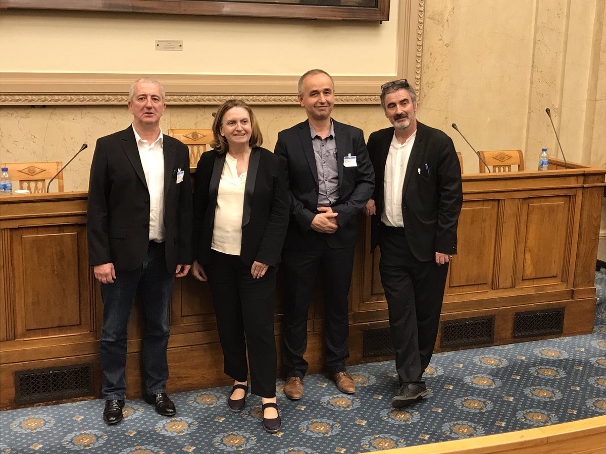 SylvieAMDS's tweet photo. De belles rencontres, de l'informatique amusante et intelligente et des retrouvailles à #CodingApero, @SocInfoFr @Daniele_herin @calixtePetit @colindlh @DAATLE @MagicMakersAt @simplonco @classcode_fr @mounir et les autres https://t.co/RZDjg929VJ