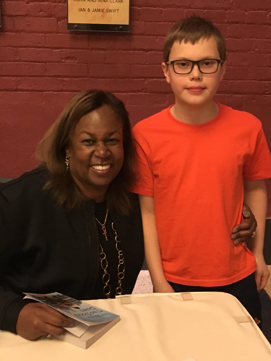 momofhlhs's tweet image. Thank you to @sharonarobinson #WeNeedDiverseBooks for speaking and signing tonight!! @GrandTheater #walkintheirshoes #authorspeak #historyrocks #baseball #42