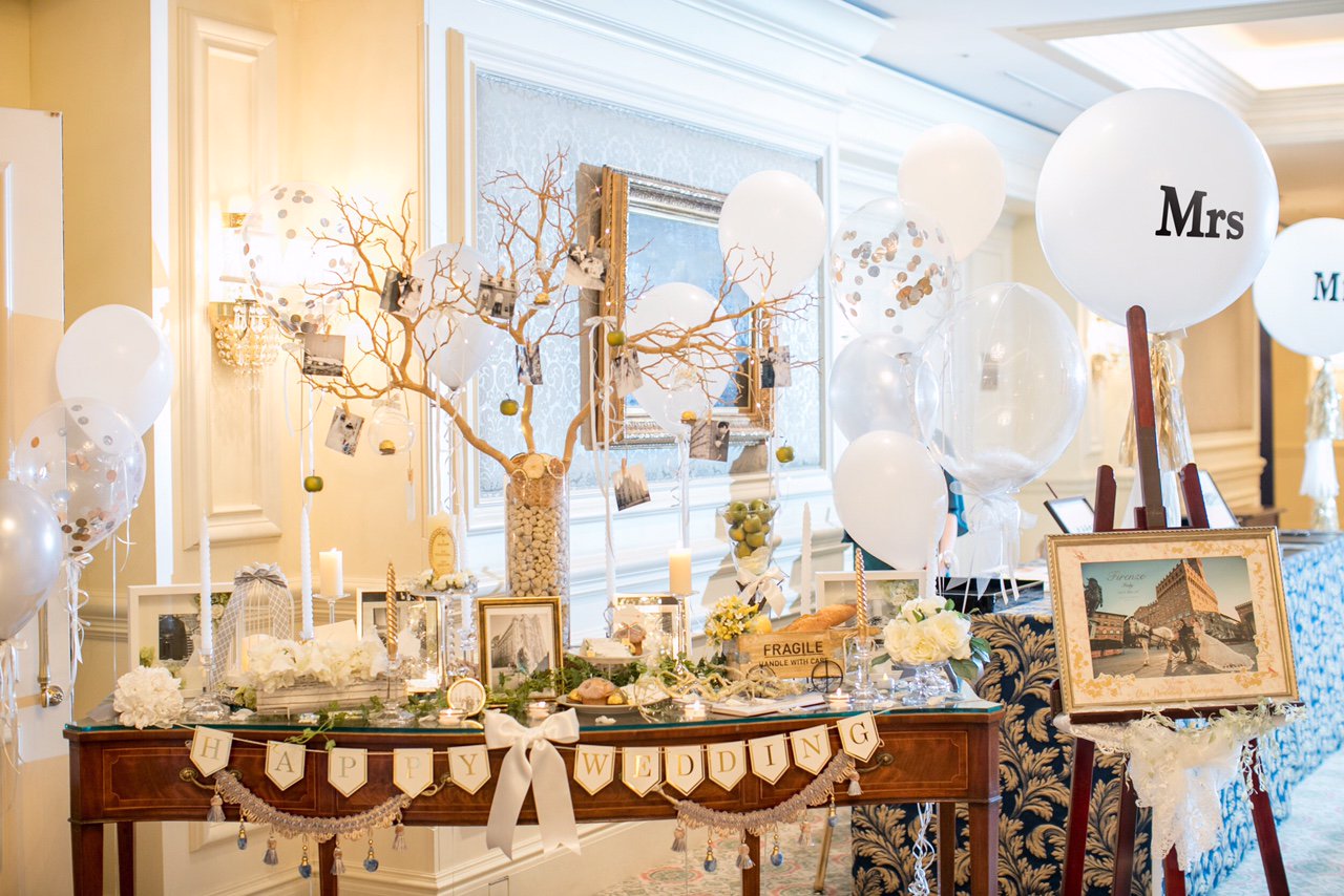 توییتر バルーンエンターテインメント در توییتر ウェディング受付装飾 ホワイトとコンフェッティバルーンいりのクリアバルーンで透明感あるきれいなイメージに プレ花嫁 ウェディング 結婚式 バルーン バルーン装飾 受付 結婚式バルーン装飾