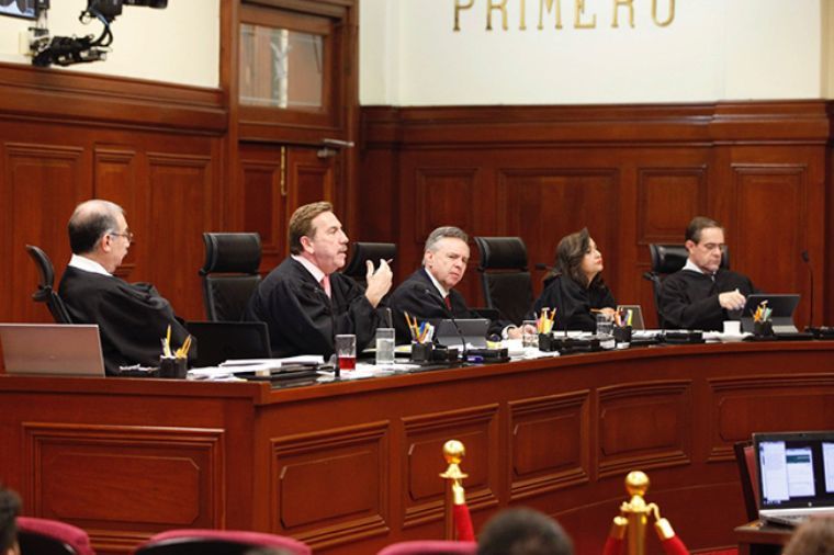 Capital21_Tv's tweet photo. #21Noticias Suprema Corte avaló inspecciones policiacas sin orden judicial, la información con @fely_carnalla, #EnVivo por el 21.1HD https://t.co/cmSVoi4lel
