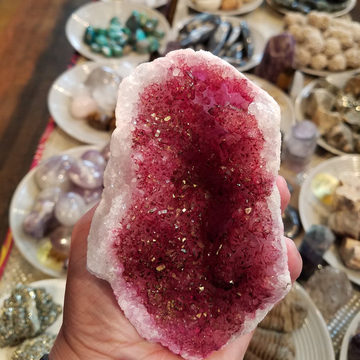 AuthorAbbyJim's tweet photo. I just found this painted vageode in a gift shop. I had to buy it. I now live in a world where I have to buy rocks that look like vaginas.
#vageode
@nadiacakes https://t.co/JfVYfj4EgA
