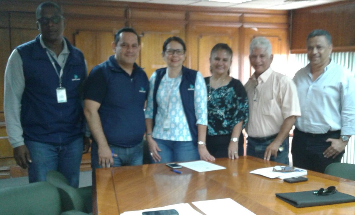 DraGracePaye's tweet photo. Hoy en @BanEcuadorBP junto a la Gerenta Regional abordando propuestas de nuestra organización #CORPAG https://t.co/PpcWEgCos5