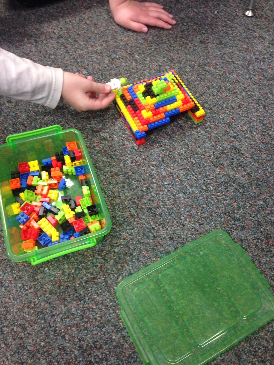 MrsBrillTweets's tweet photo. It was a whiteboard drawing, Leggo building, fraction matching kind of day in 205. Boy, do these 3rdies make me smile! #205fun #BobcatProud https://t.co/eyDOszyGi3