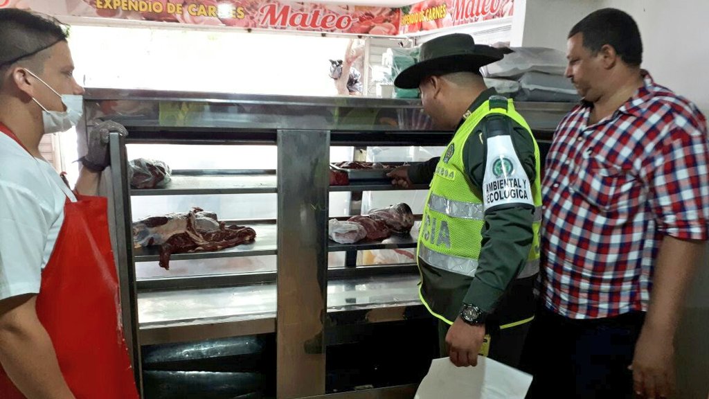 PoliciaDeCesar's tweet photo. En planes adelantados por #ProtecciónAmbiental en los barrios de #LaNevada y #DivinoNiño de #Valledupar, se incautaron más de 380 kilos de🍖🥩y fueron sellados 4 establecimientos por no cumplir el #Art110 del #CNPC https://t.co/mmfc0YQmE0