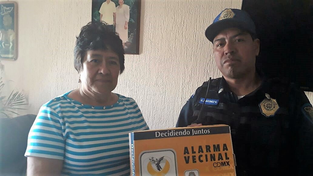 ContXDelante's tweet photo. Seguimos recorriendo las colonias de la demarcación, en coordinación con @SSP_CDMX y @SSP_MContreras se hizo entrega e instalación gratuita de alarmas vecinales a familias de Contreras. @Fer_MercadoG https://t.co/yogg1eLqvI