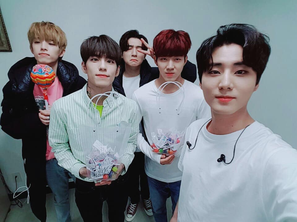 allthatmusicTV's tweet image. Good Morning Sunshine☀
and.... #HappyWhiteDay🍭

화이트데이.. 사탕...
츄땡춥스.. 올댓뮤직...
아, 데이식스❤

....로 이어지는 의식의 흐름?ㅋㅋㅋ

All that music with Movning and Day6 will be on-air on 15, March 11:50PM(KST). You can watch by KBSkpop youtube channel in real time!