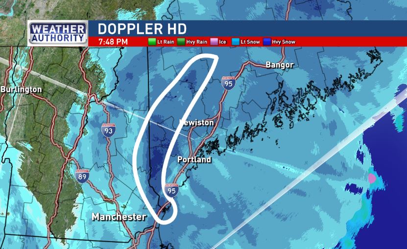 CharlieWGME's tweet photo. Some snowfall totals are approaching 20" in this heavy band interior York County and Oxford County. Snow will become lighter in Southern #Maine overnight. https://t.co/MTp5PORjnL
