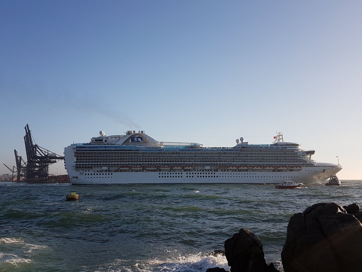alanfire6's tweet image. Mañana miércoles 14 de marzo recalara una vez mas en @comunidadpce el Crucero EMERALD PRINCESS  de 288 metros eslora, bandera de Bermudas (BM) con capacidad para 3 mil pasajeros y 1.200 tripulantes, @puertosantonio. @vmartinezl @PortalCruceros @SFCont @Off_Valpo @AlvaroMolinaCL