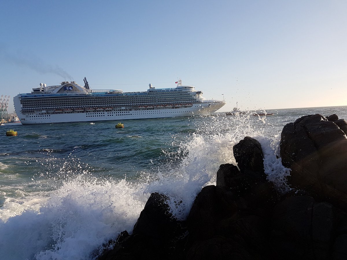 alanfire6's tweet image. Mañana miércoles 14 de marzo recalara una vez mas en @comunidadpce el Crucero EMERALD PRINCESS  de 288 metros eslora, bandera de Bermudas (BM) con capacidad para 3 mil pasajeros y 1.200 tripulantes, @puertosantonio. @vmartinezl @PortalCruceros @SFCont @Off_Valpo @AlvaroMolinaCL