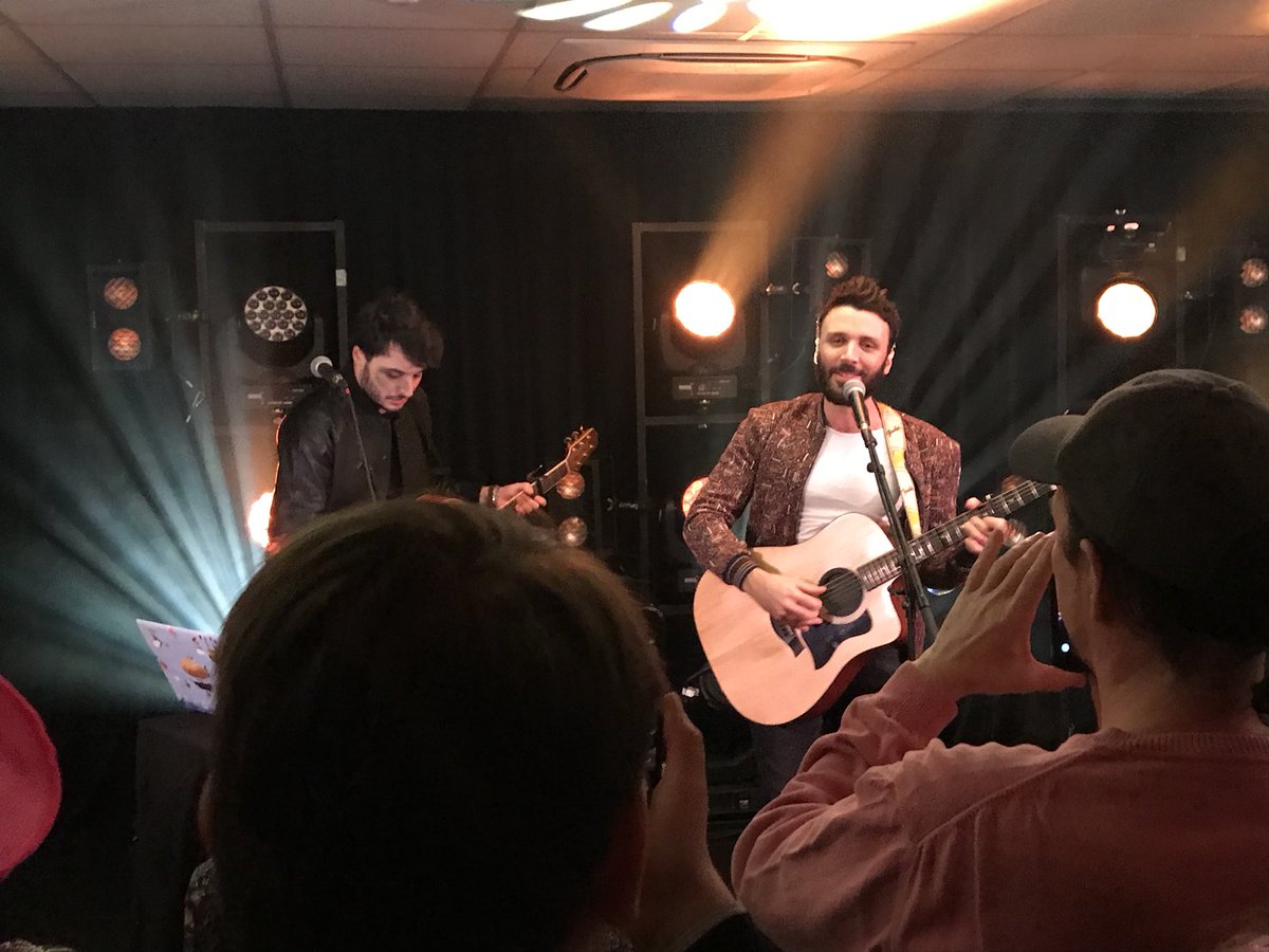 nicolaspavageau's tweet photo. Des Frites 🍟 de la bière 🍺 et de la musique 🎧 pour cette très belle soirée de lancement de la nouvelle application de la Voix du Nord Bravo 🎉 merci @GabrieldHarcour @Jauffret4 https://t.co/nBCWvQCZJf