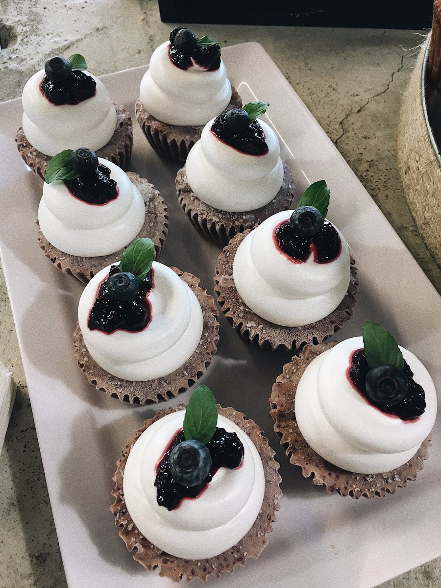 amitchelle1's tweet photo. 🌿Vegan cheesecake🌿•Kiwi y menta •blueberry •maní •peanuts butter & jelly •Todas las berrys #Vegan #ChefAle https://t.co/BaDYyhmu3z
