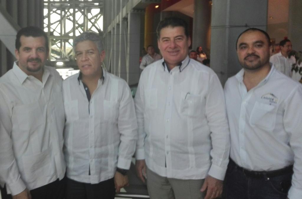 CANADEVIYuc's tweet photo. Presentes en el evento FAMILIA INFONAVIT presenciando firmas de colaboración para el fomento y mejoramiento de la vivienda del Edo. de Yucatán, entrega de reconocimiento a empresas  de Diez y a beneficiarios de los diferentes programas del INFONAVIT Yucatán @AValencia62 https://t.co/K9pc1ySDrU