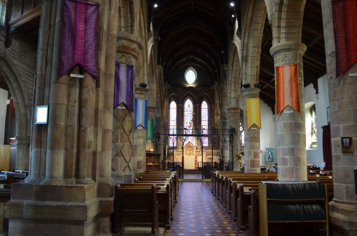 Happy #WestFrontWednesday! Here's the the parish church of @kirkbylonsdale (incl. some arcade porn). The scars here show the expansion of the north aisle (before an outer aisle was added!) Check out @DrJACameron's entry on @crsbi. crsbi.ac.uk/site/3752/