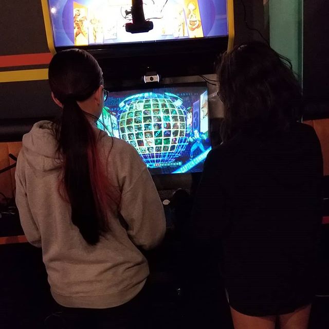 TeamDoubleKill's tweet photo. Last week, Team Doublekill went out and participated in a Marvel vs. Capcom 2 tournament at Free Play! This is a shot of our very own Sam play! #freeplayrichardson #marvelvscapcom2 #capcom #marvel #freeplayarcade https://t.co/194rAHA4JX