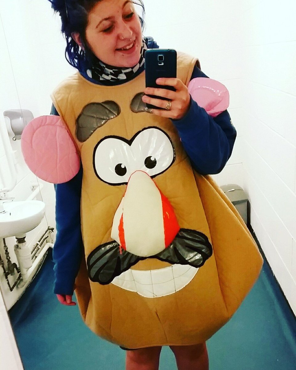 pixisnotanugget's tweet image. Tired n grumpy, but any day you can turn up to work dressed as a potato is good.. Right?! #lovemejob #onlysometimes