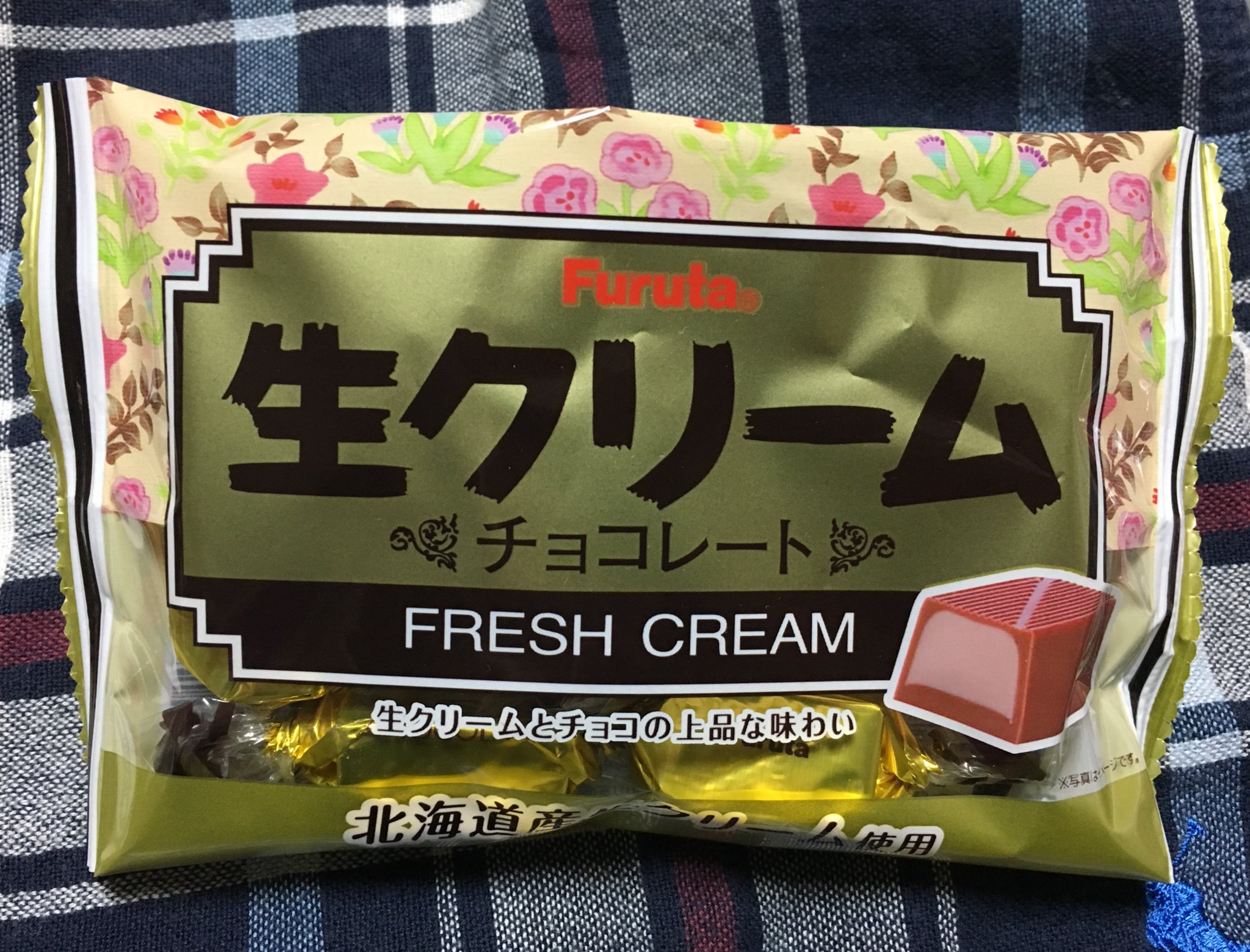 寺沢製菓株式会社 フルタ製菓 生クリームチョコ 大粒のチョコレートで中のチョコクリームは北海道生クリーム を使用 上質のチョコレートがお口の中でゆっくり溶けてコクの余韻に浸ることができます これは100円の小袋タイプ 持ち運びに便利です