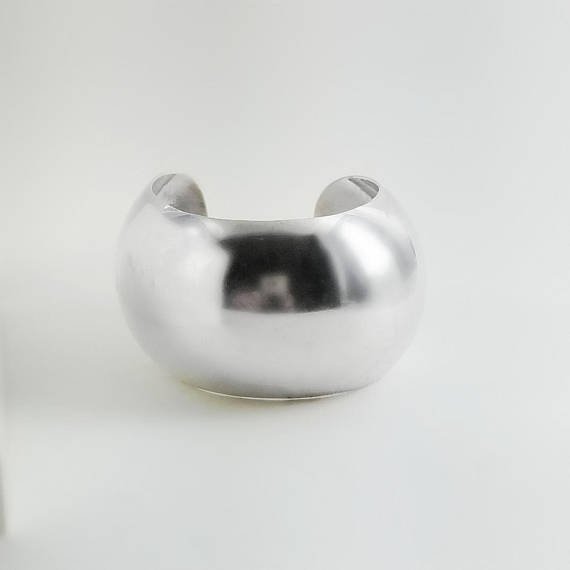 MidModMix's tweet photo. Extra Wide Taxco Cuff Bracelet - Large Chunky Bracelet - Sterling Silver Cuff Bracelet - Vintage Mexican Wide Cuff Bracelet #SmoothSilver #CurvedBracelet #MexicanSilver #Taxco #ExtraWide #SleekBracelet  #LargeBracelet
➤ https://t.co/RY216kbD7x
via @outfy https://t.co/mEvCHdzyLk