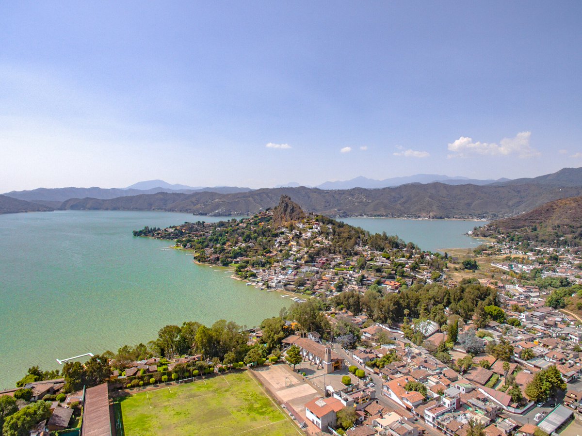 Cody_Bellamy1's tweet photo. @ValledeBravo #pueblomagico #peña #centrodevalledebravo #Drones #Coflying #pasionxedomex. https://t.co/LQ6ZZhV8fO