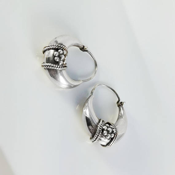 MidModMix's tweet photo. Bali Sterling Earrings - Horseshoe Earrings - Sterling Rope Earrings - Pierced Bali Earrings - Puffy Silver Earrings #SterlingEarrings #SilverDots #Horseshoe #ThickSterling #GiftForHer #TwoRopes #BaliEarrings #SilverRope #SilverFlower
➤ https://t.co/FZtFOw0IXo
via @outfy https://t.co/XyW5nKVgxB