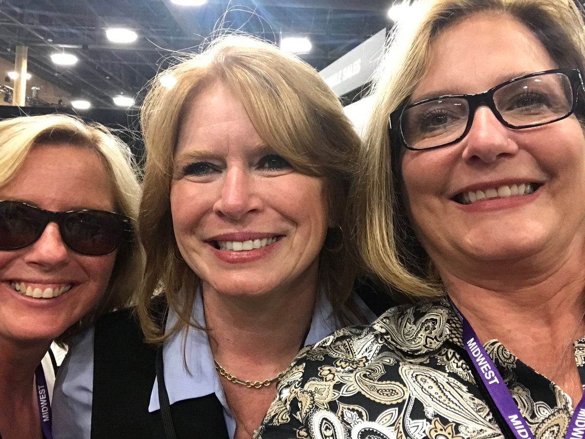 Look who we ran into at the SMM! #lovefromthemidwestregion <a href="/crystal_hanlon/">Crystal</a>