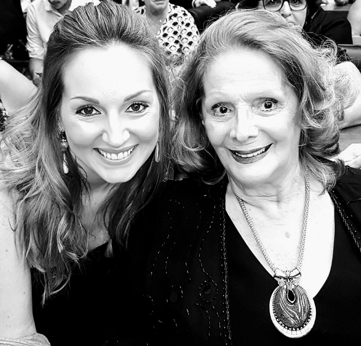 danielasavassi's tweet image. Com a dama do teatro mineiro Wilma Henriques. Linda!