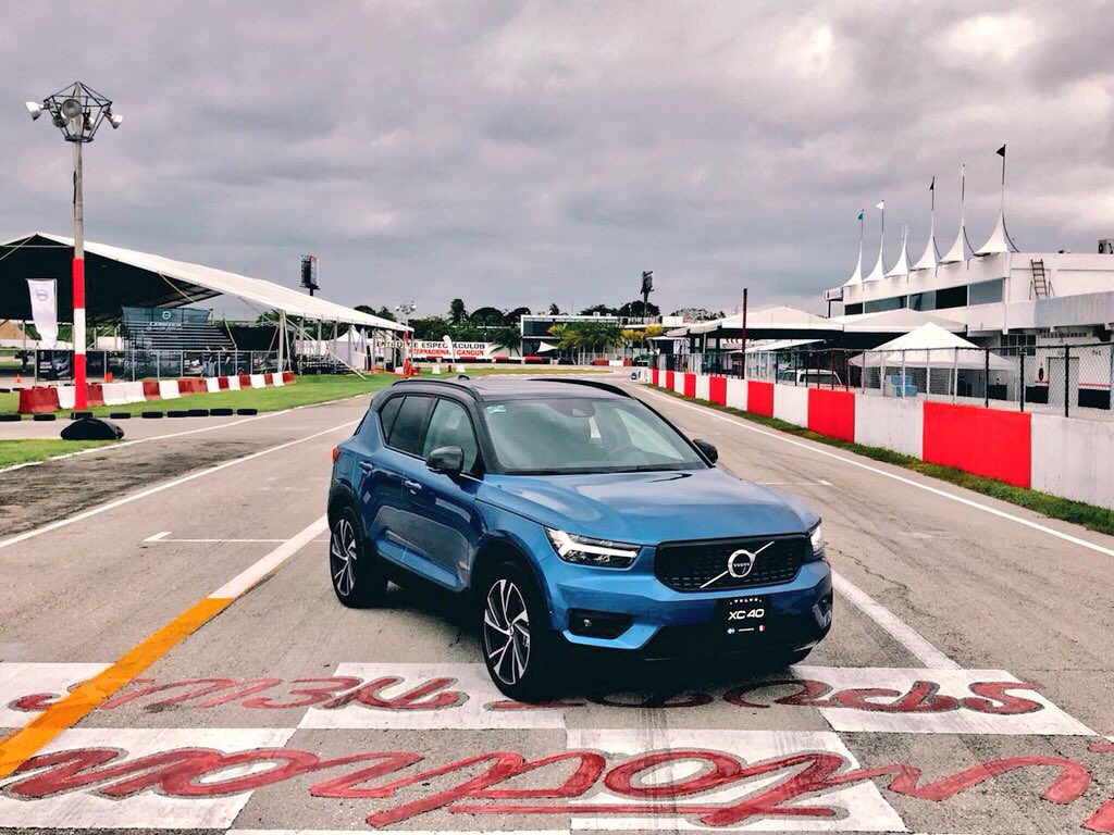 frankymostro's tweet photo. Amigos alemanes,🇩🇪 no es que quiera asustarlos en martes 13 😾 pero esta Güera Sueca 🇸🇪 les va a dar dolores de cabeza.
XC-40
Motores T4, 2.0 lts 197 HP, T5 con 254 Hp y AWD Transmisión de 8 
Momentum T4 $659,900
Inspiration T4 $699,900
R-Design T5 $759,900
#NewRulesNewPlayer https://t.co/OnWH2R1qVr