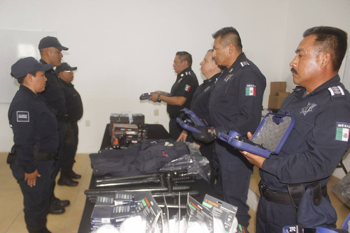 MunicipioSeguro's tweet photo. Entregan equipamiento a Policía Municipal. @GobCdOax @JAHFraguas
https://t.co/uOqCMQEZhS https://t.co/xlojHpgboq