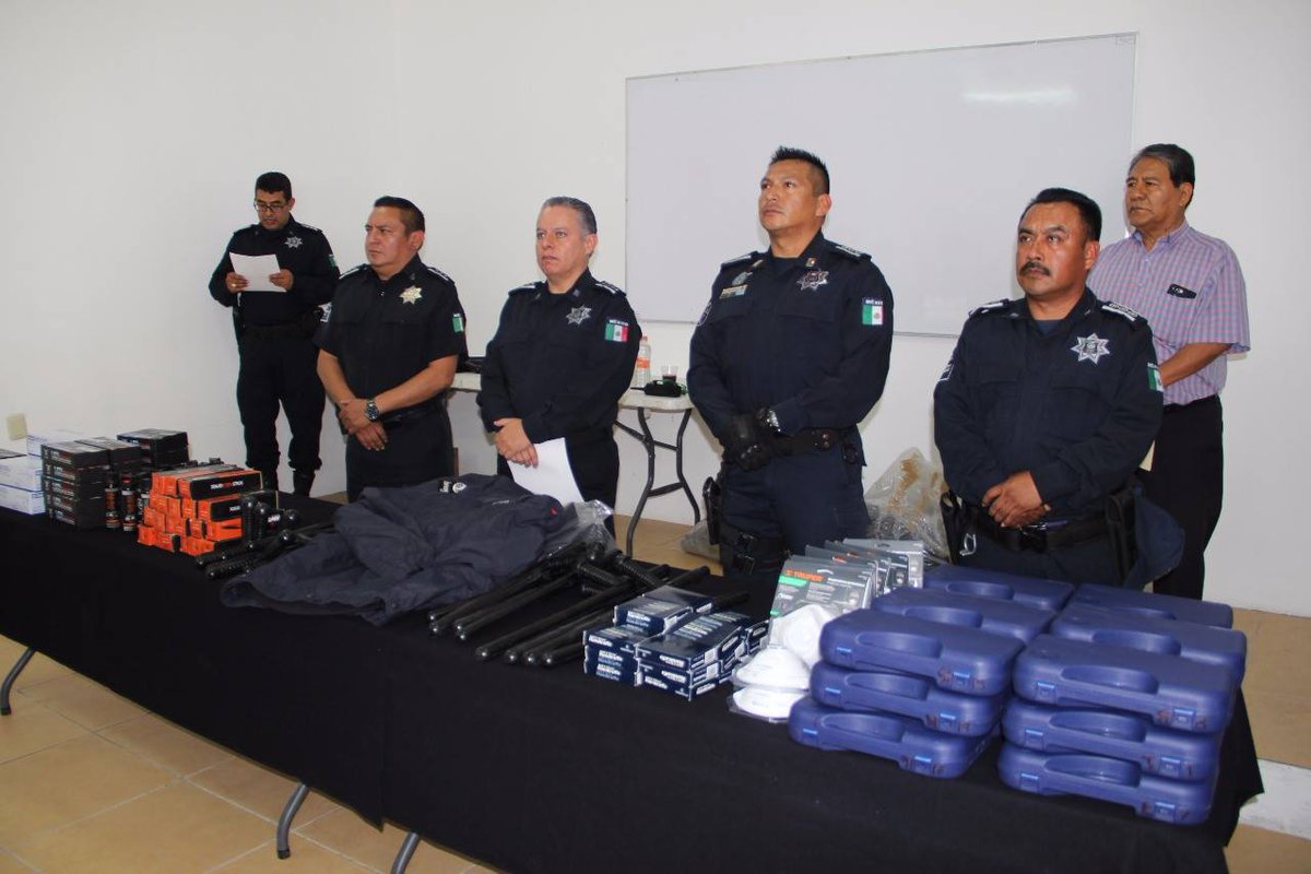 MunicipioSeguro's tweet photo. Entregan equipamiento a Policía Municipal. @GobCdOax @JAHFraguas
https://t.co/uOqCMQEZhS https://t.co/xlojHpgboq