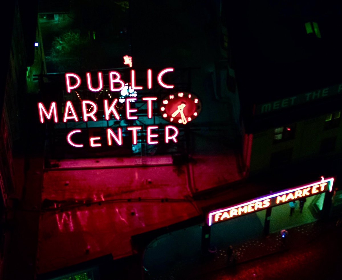 AboveSeattle's tweet photo. Looking down on @pike_place. โจโจโจ #AboveSeattle #VisitSeattle https://t.co/9DI3MVSXWg