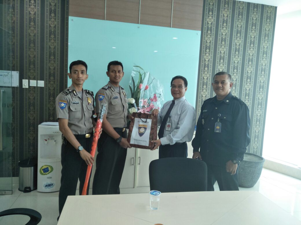 HumasPolresser1's tweet photo. Anggota Sat Binmas Polres Serang Kota melaksanakan giat sambang preemtif terhadap Bank BCA Cabang Serang, untuk memberikan pengarahan dan imbauan, baik terhadap pihak Bank ataupun nasabah, agar selalu waspada terhadap tindak pidana yang bisa terjadi kapan saja. https://t.co/7A6NWsLvdB