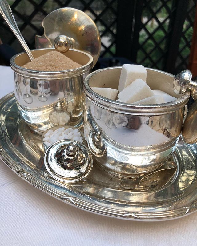 Sugar accessories @alvearpalace can be bought @arietealvear down the street. I purchased the mini aspartame  container which is also perfect for pills! #nofilter #buenosaires #argentina #sugar #bowl #accessories #pills #travel #tabletop #flyeatbuy 🇦🇷 ift.tt/2tHP7ei