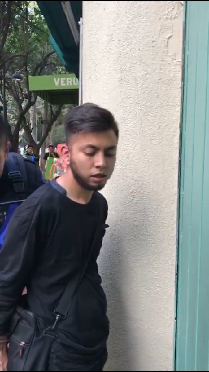 c4jimenez's tweet photo. Jesus Castillo, de 23 años, es el hombre detenido por agredir sexualmente a @fernandaostos en La Condesa. La @SSP_CDMX lo trasladó a la agencia de @PGJDF_CDMX en Zona Rosa https://t.co/y9aGmrSKw7