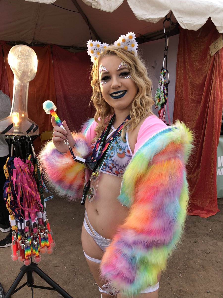 thepopicon's tweet photo. Daisy Princesses stand out with their #FashionLollipop 🍭😋💞🌈 #ThePopIcon #FashionPopCandy #FestivalFashion #BeyondWland https://t.co/KP6Za5kTxt